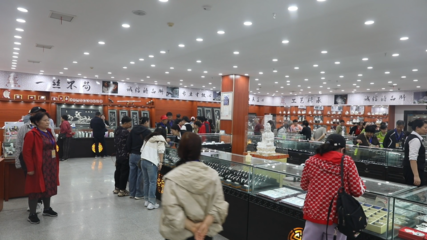 永兴中国白银文化坊 银光闪耀引客来，特色饰品销售火