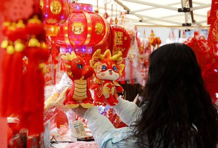 老河口:龙年贺岁饰品销售火爆